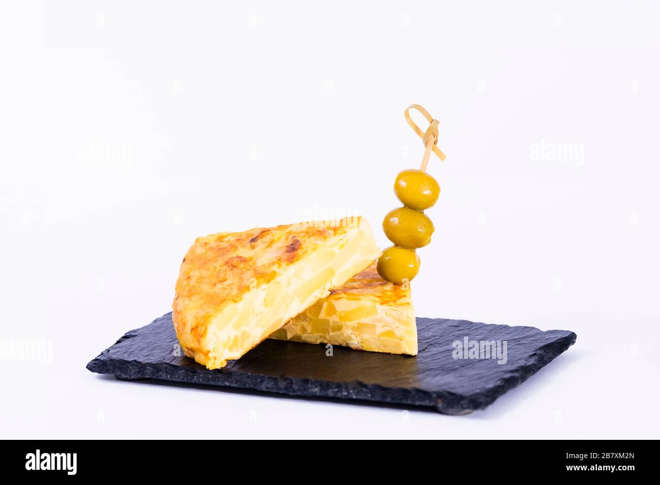 Deux délicieuses tranches d'omelette espagnole aux olives Banque D'Images