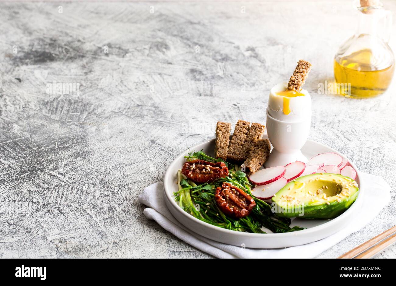 petit déjeuner nutritif. ail sauvage, tomates séchées au soleil, pain de grains entiers, avocat, graines et œufs durs. bon concept de nutrition Banque D'Images