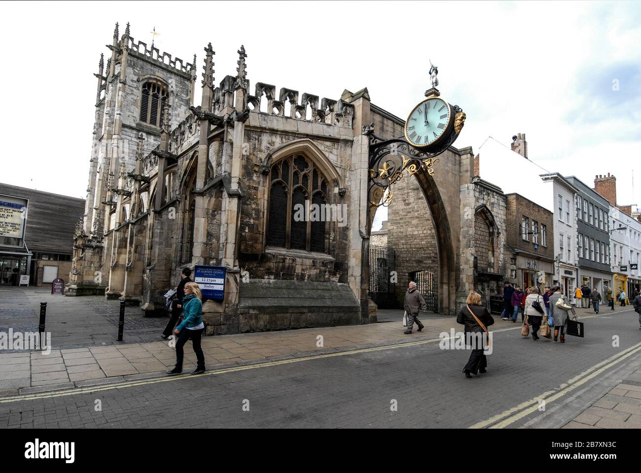 Une grande horloge (1856) avec un support mural décoratif au-dessus de l'arche à Saint Martin le Grand, une église paroissiale de Coney Street, York, Grande-Bretagne. Activé Banque D'Images