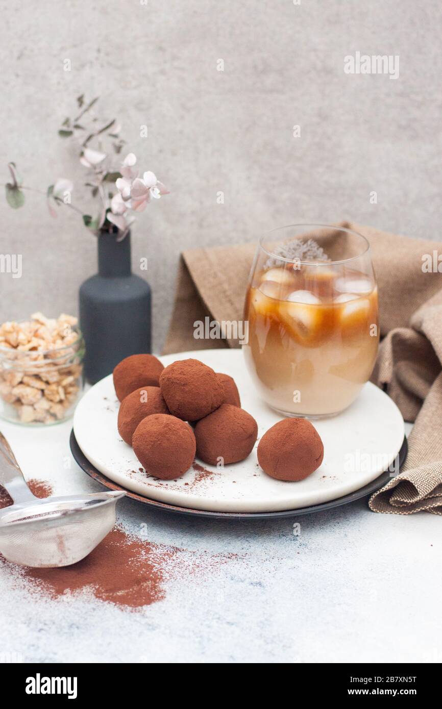 Liqueur de café froid aux truffes au chocolat, roulée en poudre de cacao sur fond gris Banque D'Images