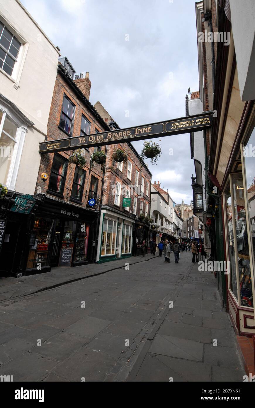 Un panneau au-dessus de la rue écrit en anglais ancien, "Ye Olde Starre Inne in Stonegate", l'une des rues pavées du XVe siècle dans l'historique Banque D'Images