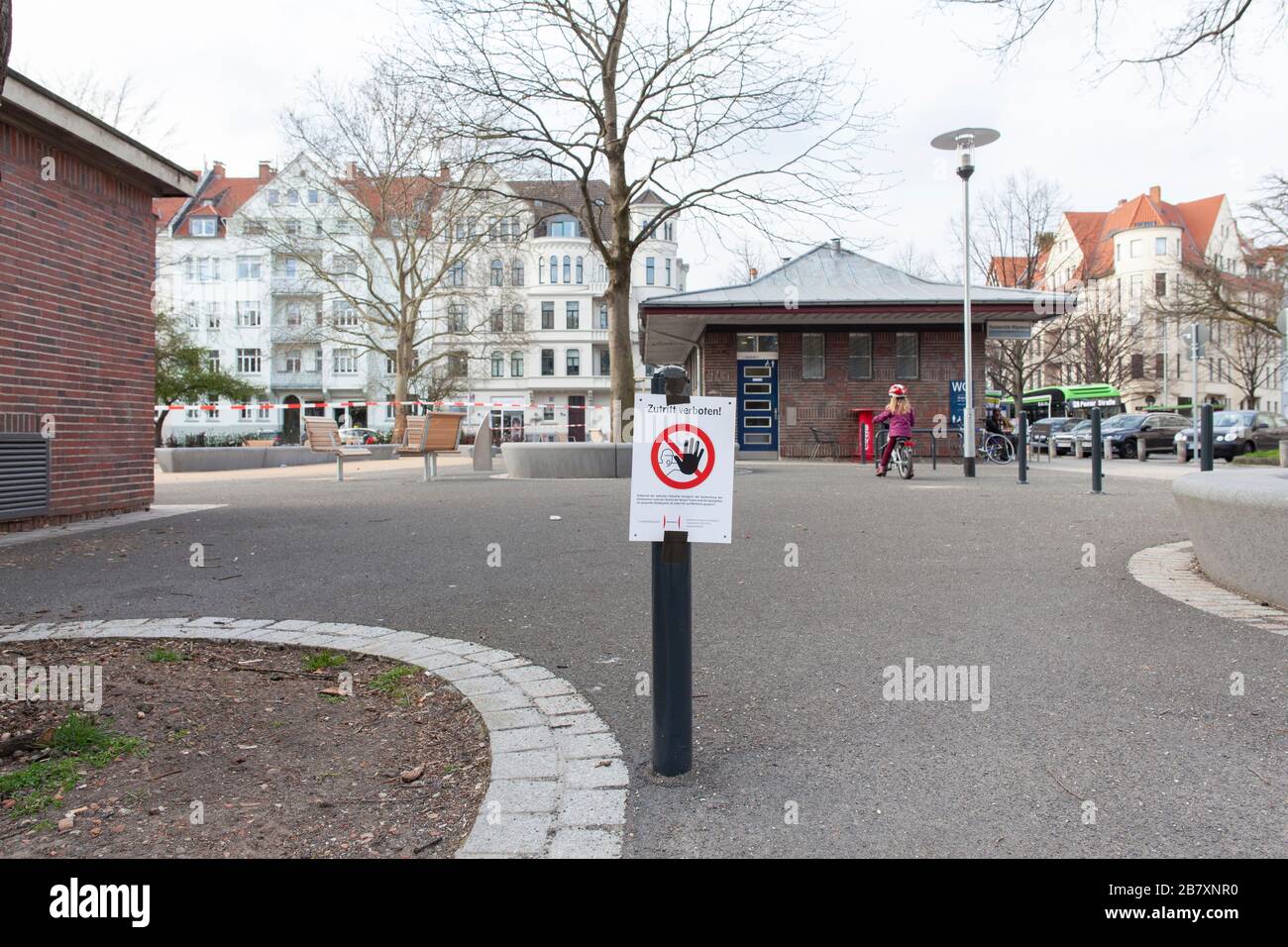 Aire de jeux fermée à Hannovers Moltkeplatz en raison de la pandémie de corona. Un panneau à l'entrée indique que l'accès est refusé. Banque D'Images