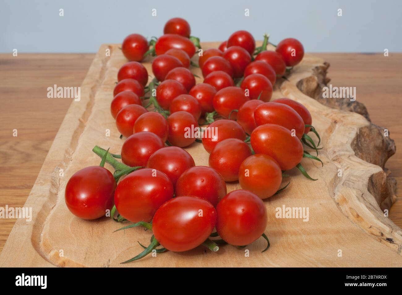 Tomates sur une vigne dans un cadre de cuisine Banque D'Images