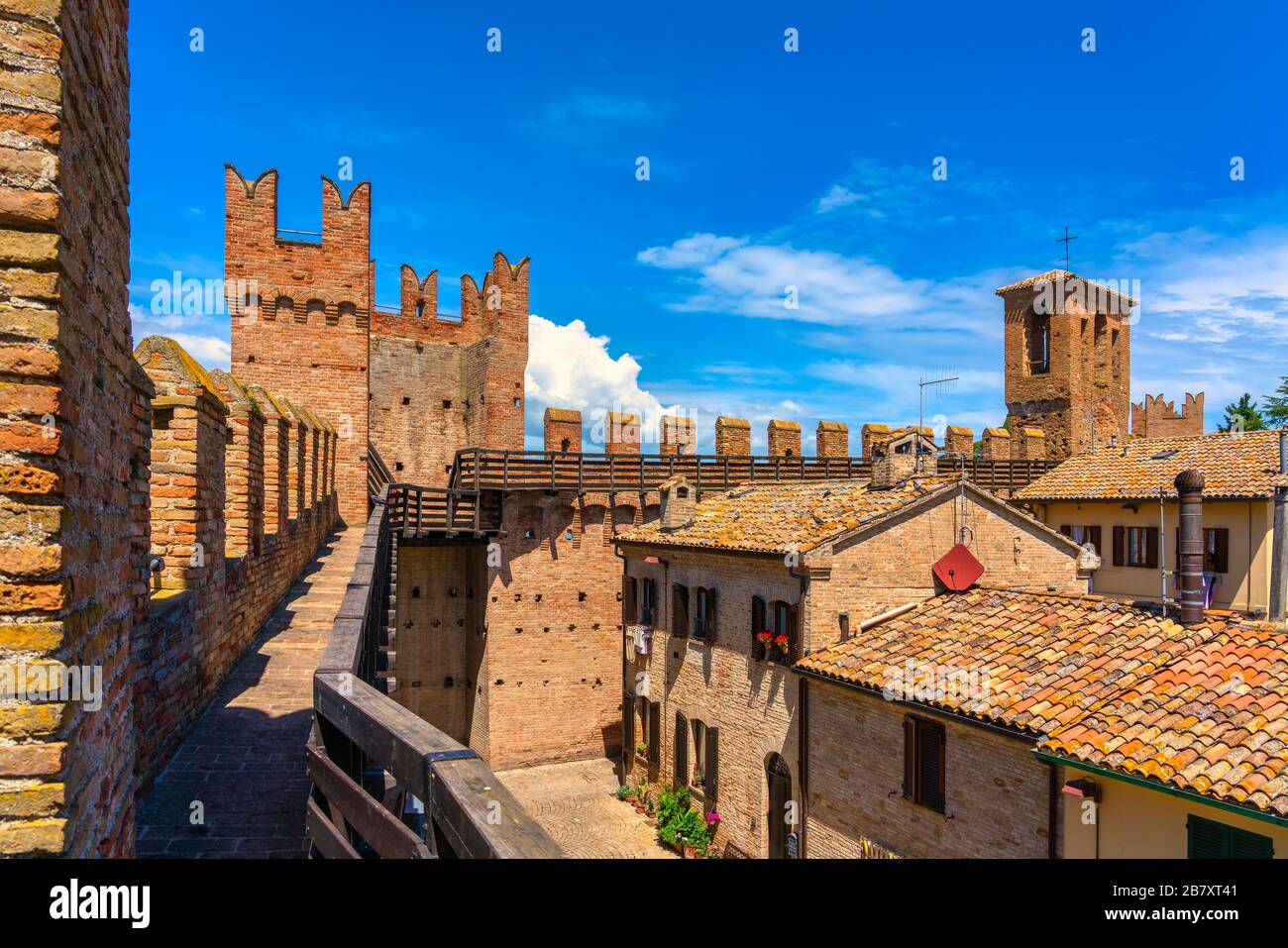 Village médiéval de Gradara, passerelle sur les murs, Pesaro et Urbino, région des Marches, Italie Europe Banque D'Images