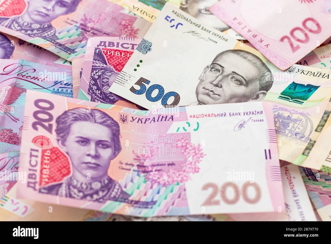 L'argent ukrainien, cinq cent deux cent hryvnias. Monnaie nationale. Corruption en Ukraine. Investissement d'affaires, finance, épargne, banque et p Banque D'Images