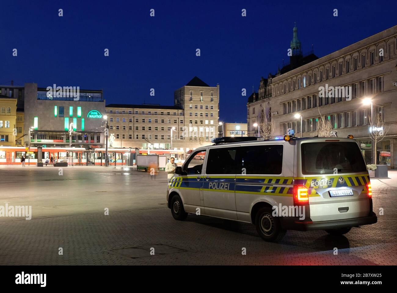 Halle, Allemagne. 18 mars 2020. Une voiture de police sur le marché. Des mesures drastiques sont en vigueur à Halle depuis mercredi (18.03.2020) pour enrayer la propagation du coronavirus. Crédit: Sebastian Willnow/dpa-Zentralbild/dpa/Alay Live News Banque D'Images