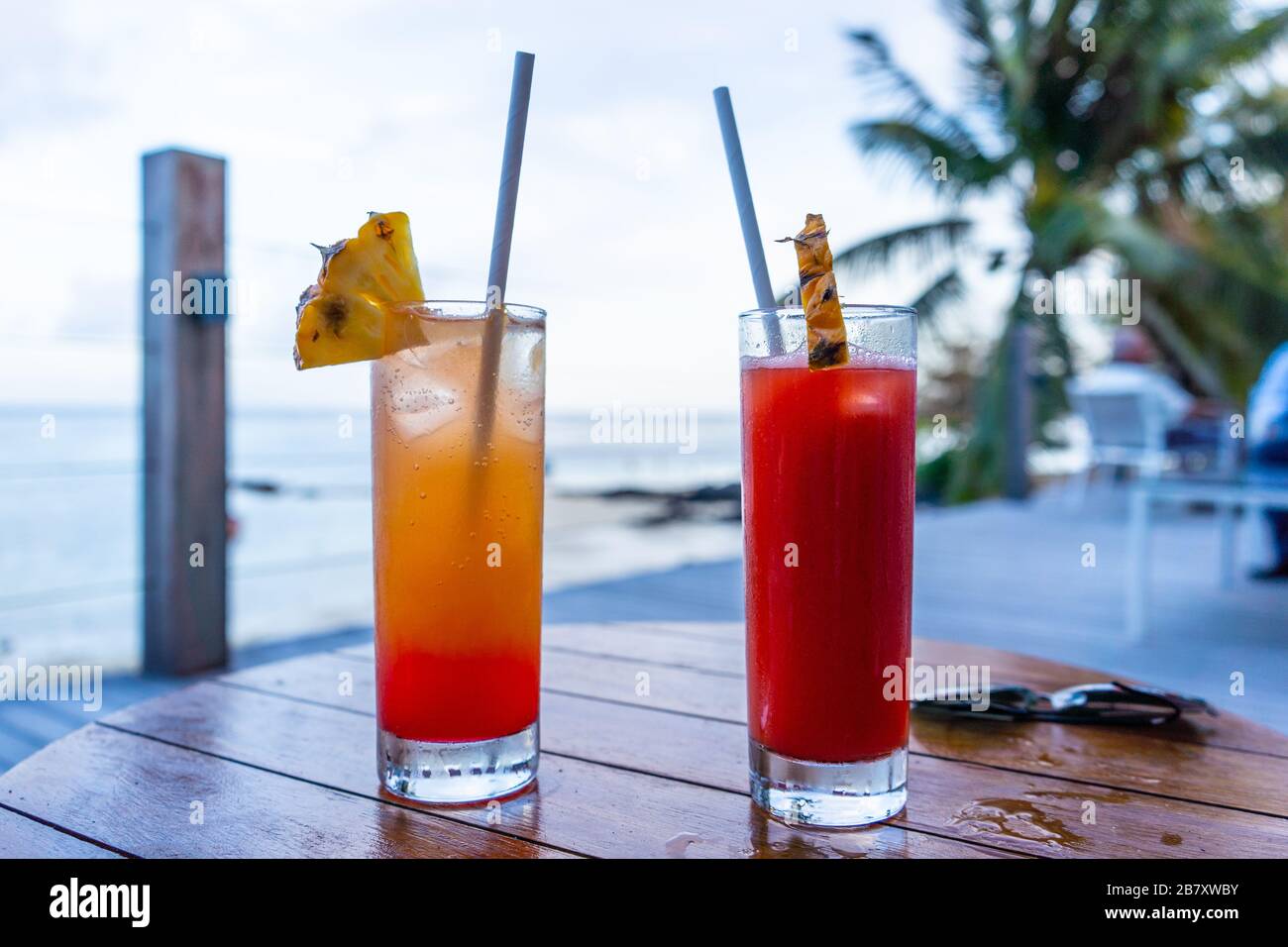 Cocktail sur la plage deux verre un amour Banque D'Images