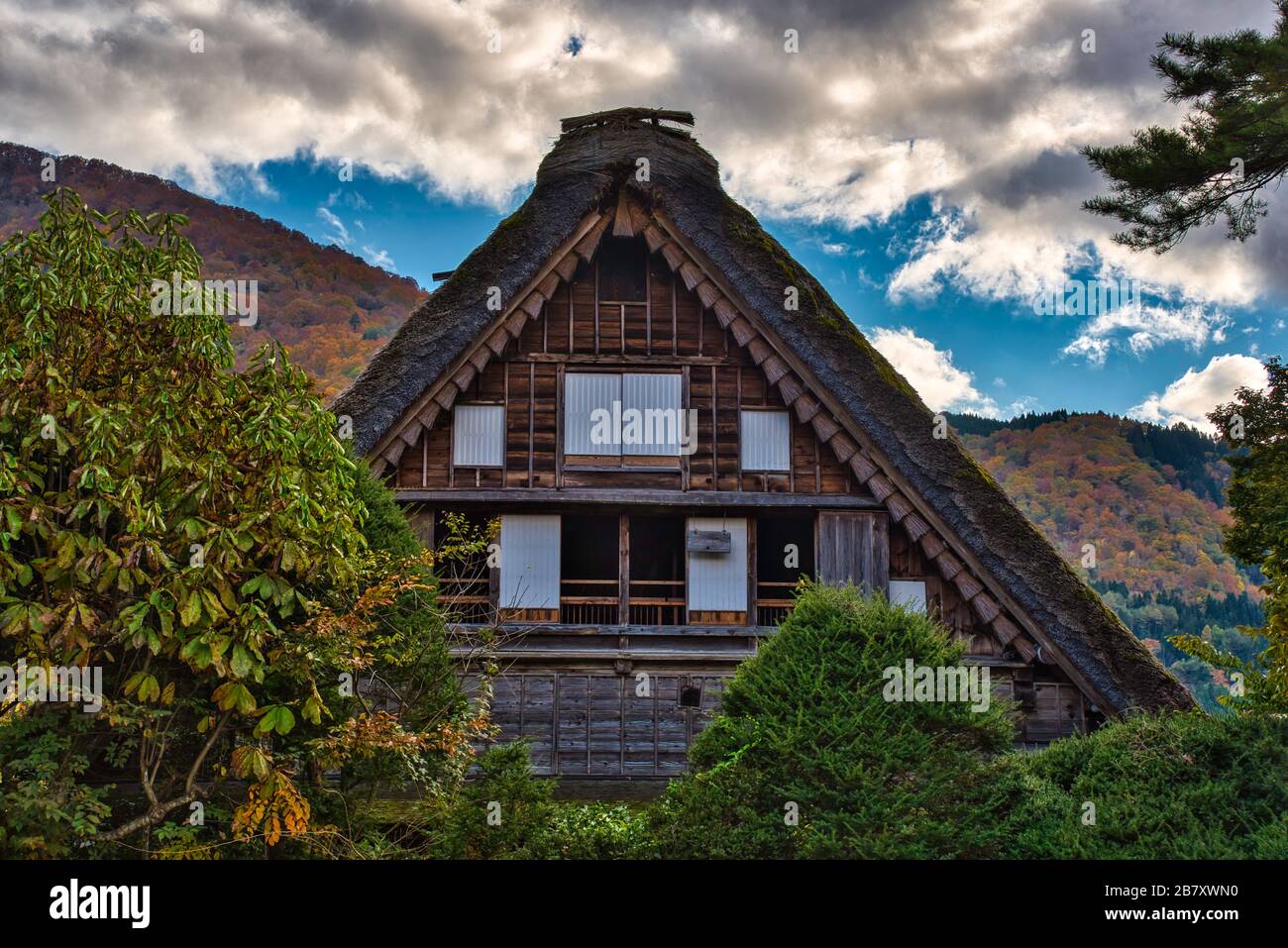 Maison dans le village traditionnel de Shirakawago, Gifu, Japon. Patrimoine Mondial De L'Unesco. Banque D'Images