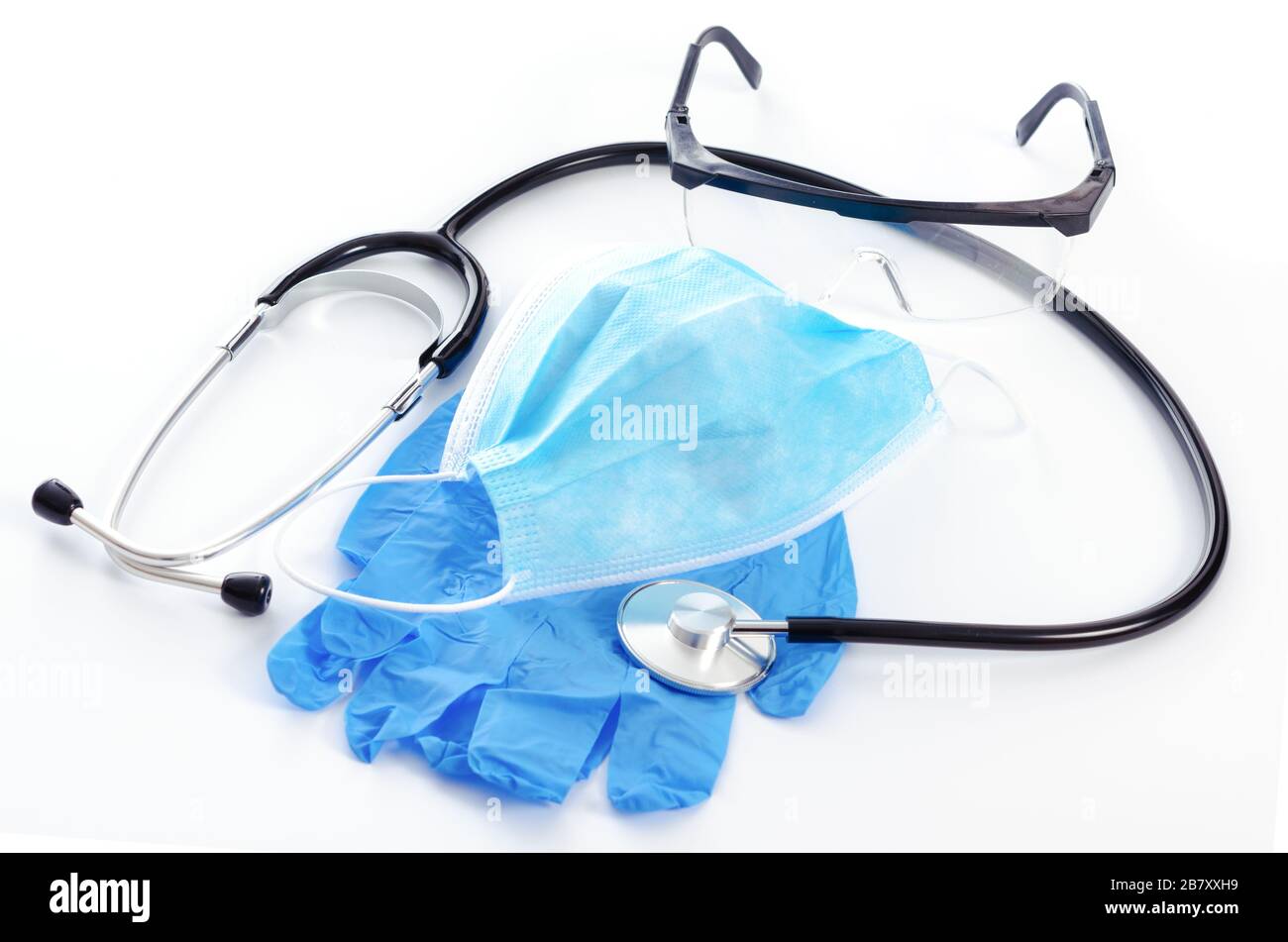 Concept d'équipement médical de protection pendant une épidémie de virus - masque chirurgical, lunettes, stéthoscope et gants médicaux. Banque D'Images