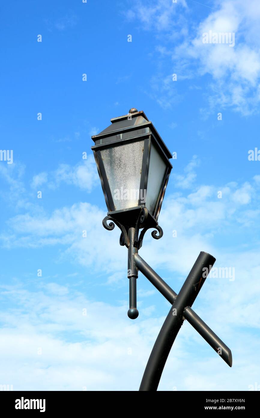 Image verticale d'un lampadaire de style rétro sur un ciel bleu vif Banque D'Images