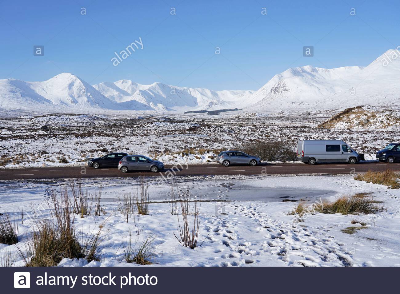 Sun et neige dans les Highlands écossais, Blackmount ridge et la route de l'A82 à Rannoch moor, en Écosse Banque D'Images