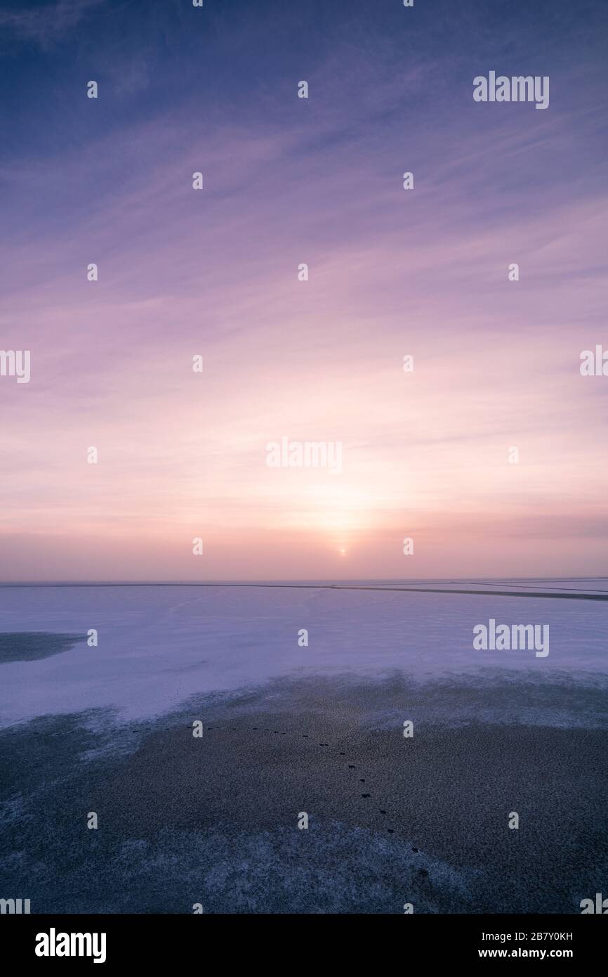 Soleil par brouillard au lac hiver matin paysage Banque D'Images