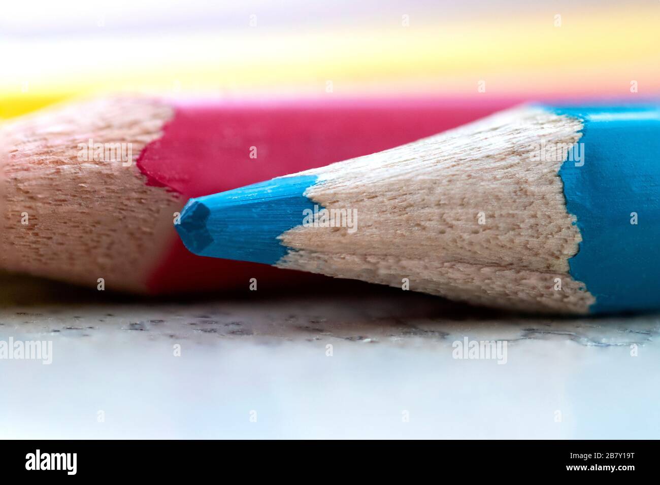 Portrait macro d'un crayon en bois bleu couché devant d'autres crayons de couleur. Il est utilisé, parce que la pointe est émoussée, il n'est pas aussi net anymo Banque D'Images
