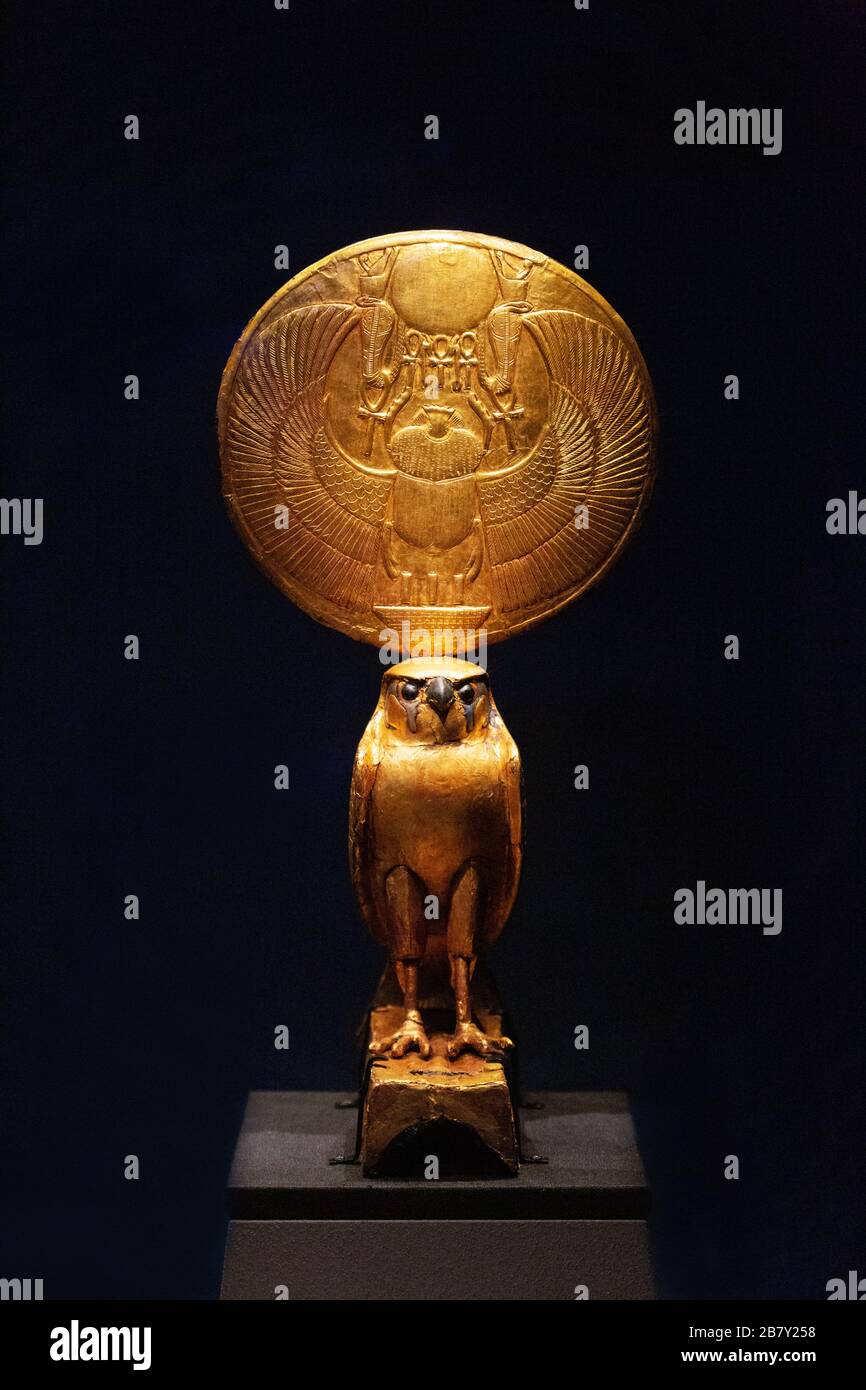 The Solar Hawk - le Dieu égyptien antique Horus avec le soleil sur sa tête, statue en bois doré des trésors de la tombe de Toutankhamon. Artefacts de Toutankhamon. Banque D'Images