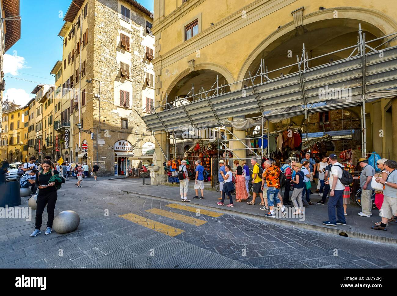 Un groupe de touristes passe des boutiques de souvenirs, de cuir et de cadeaux dans le centre historique de Florence, en Italie Banque D'Images
