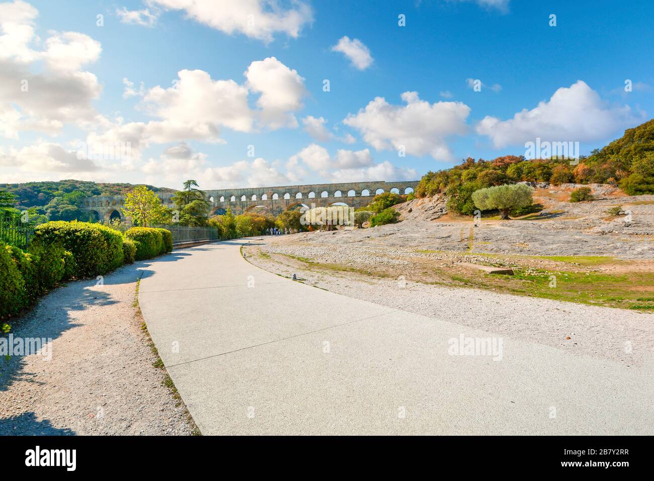 Un sentier mène à l'ancien aqueduc romain du Pont du Gard au-dessus du Gardon, dans la Provence du Sud de la France. Banque D'Images
