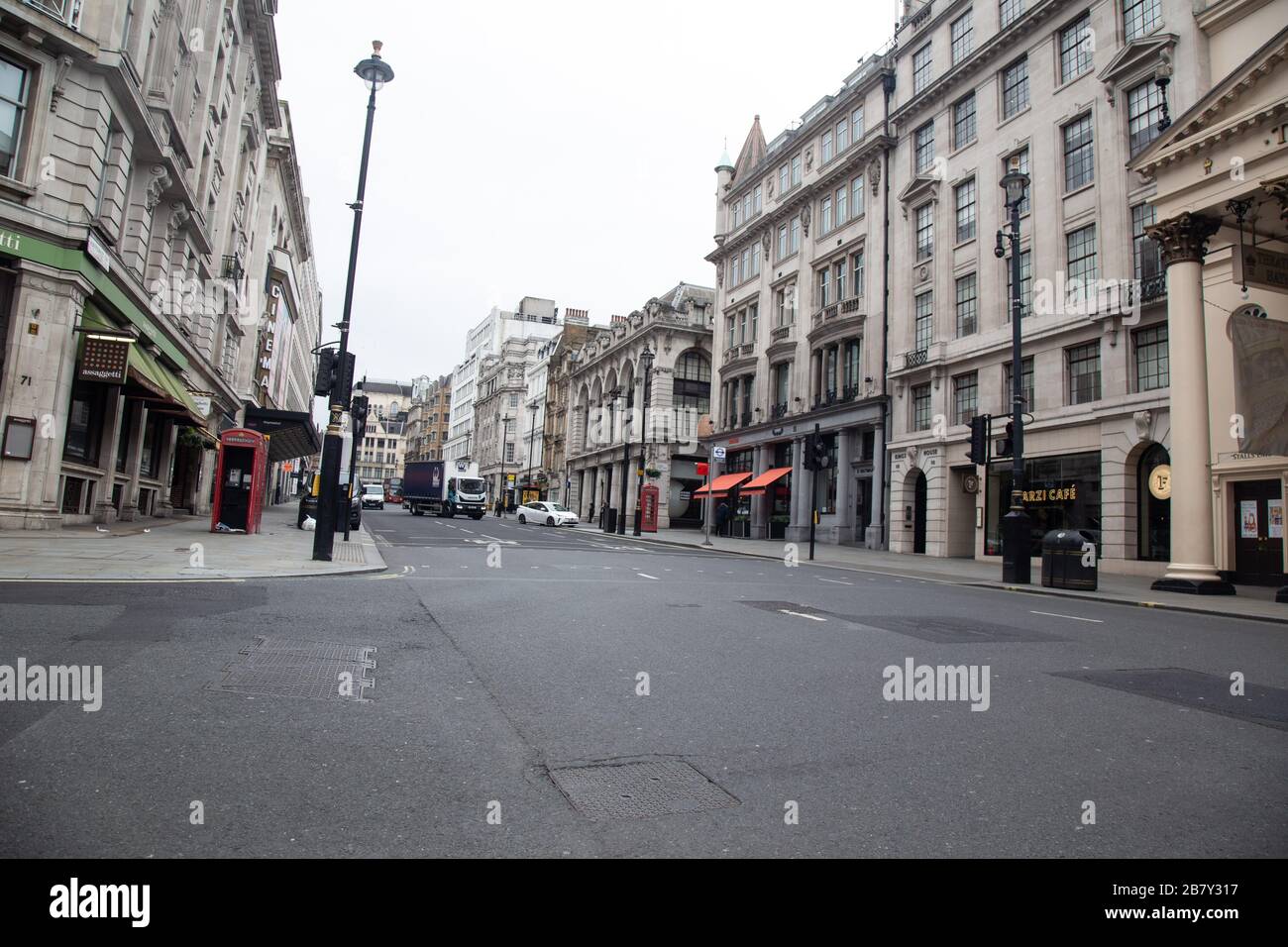 18 mars 2020, Londres : les sites touristiques et les systèmes de transport emblématiques de Londres sont vides car Corona virus conduit les gens hors des rues Banque D'Images