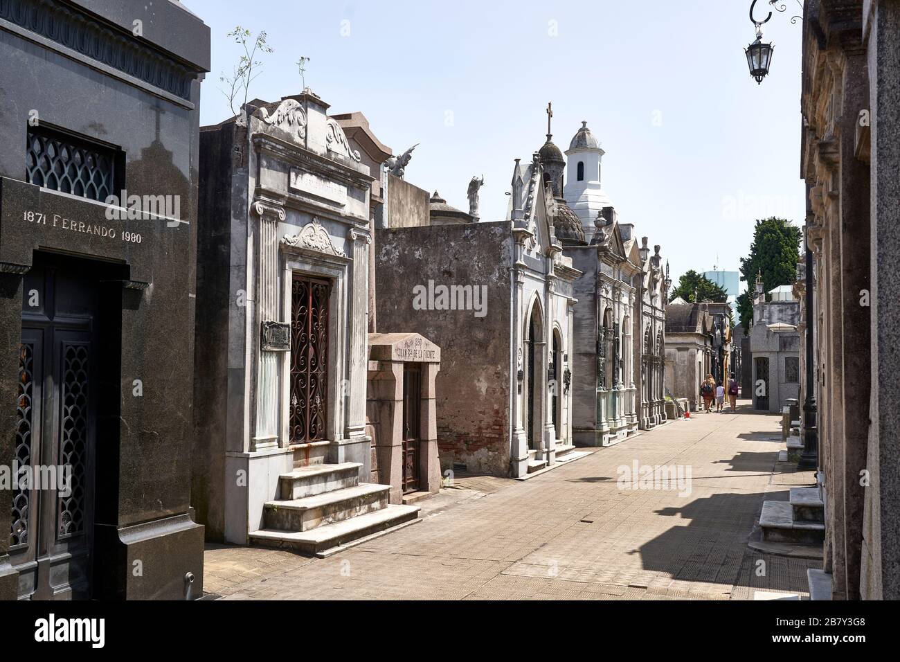 Avenue des mausolées à l'intérieur du cimetière de la Recoleta, Buenos Aires, Argentine Banque D'Images