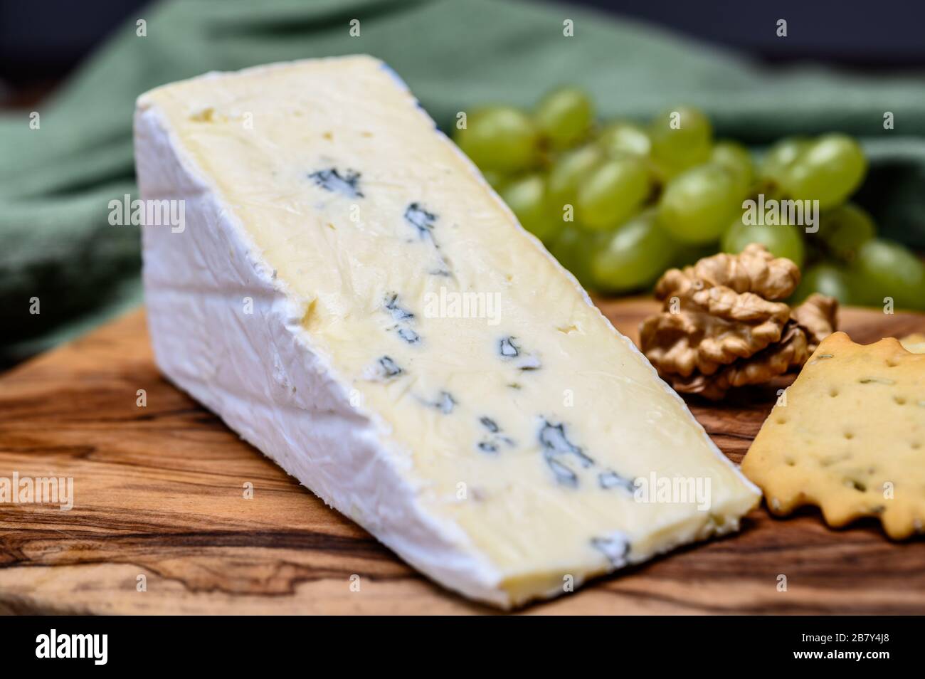 Collection de fromages, brie Cambodzola bleu crémeux allemand au fromage  tendre et au gros plan de la moisissure bleue Photo Stock - Alamy