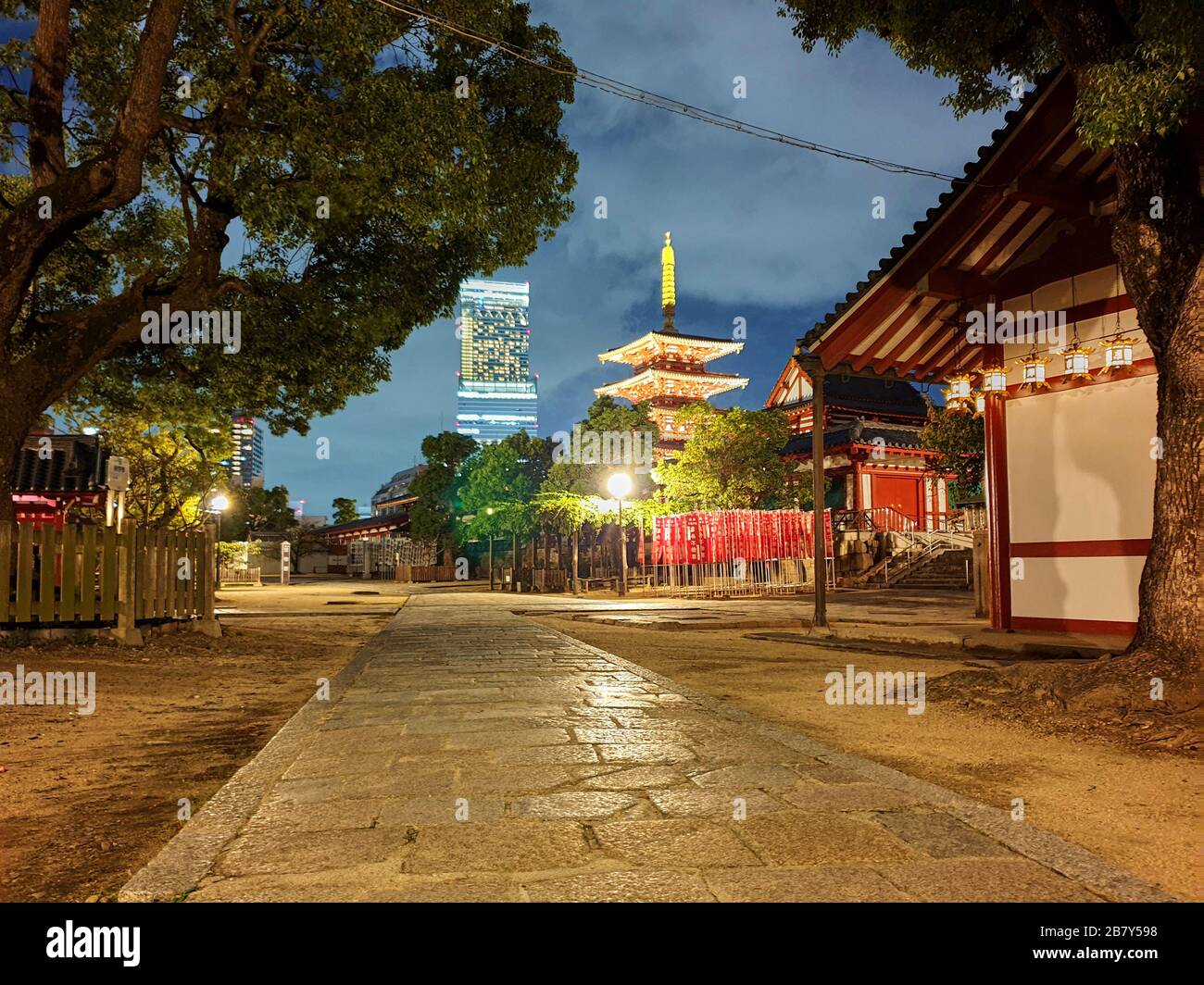 Temple avec pagode dans le centre-ville Banque D'Images