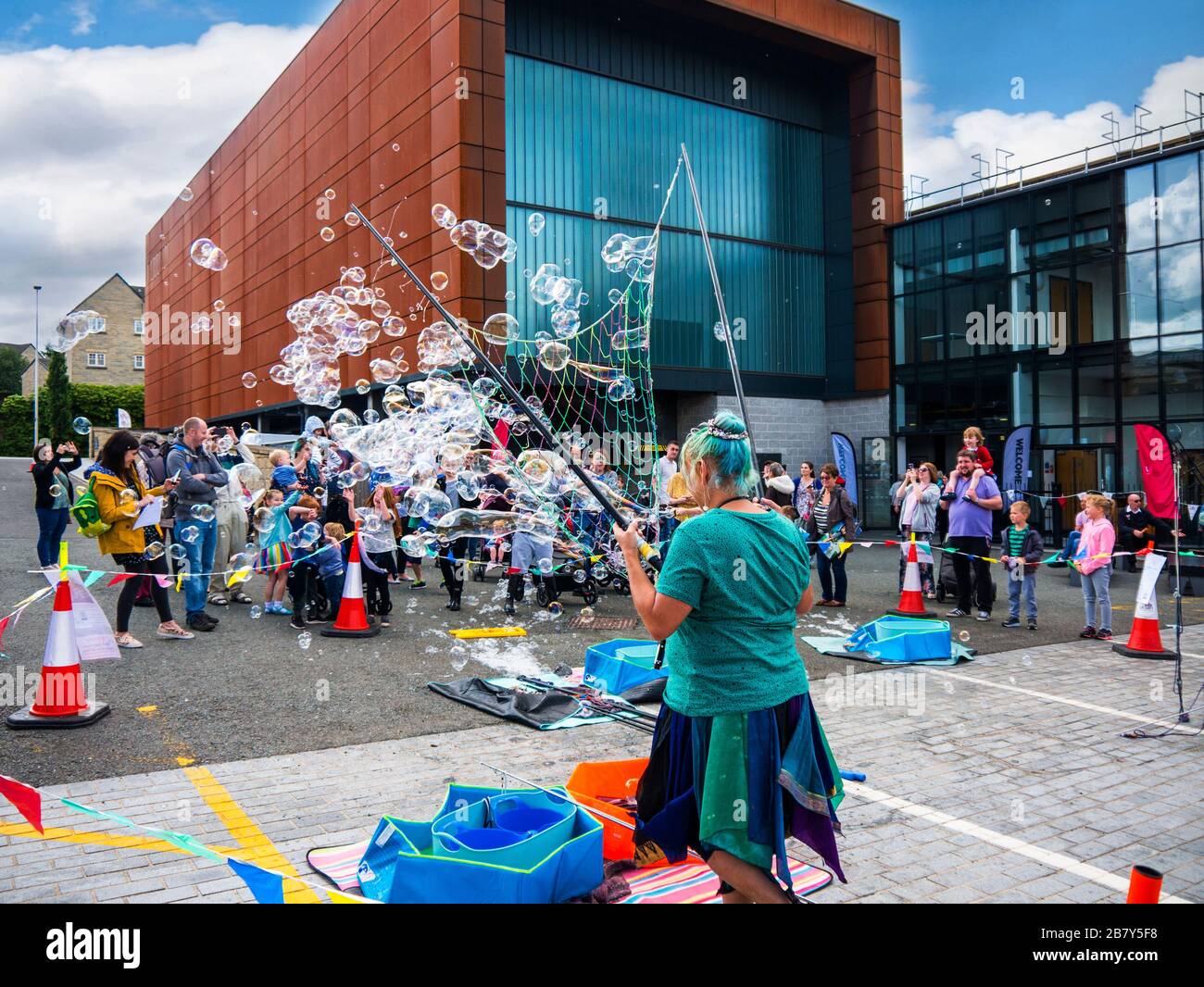 Magnifique exposition de Bubble Making à la célébration du canal de Liverpool de Leeds à Burnley Lancashire Banque D'Images