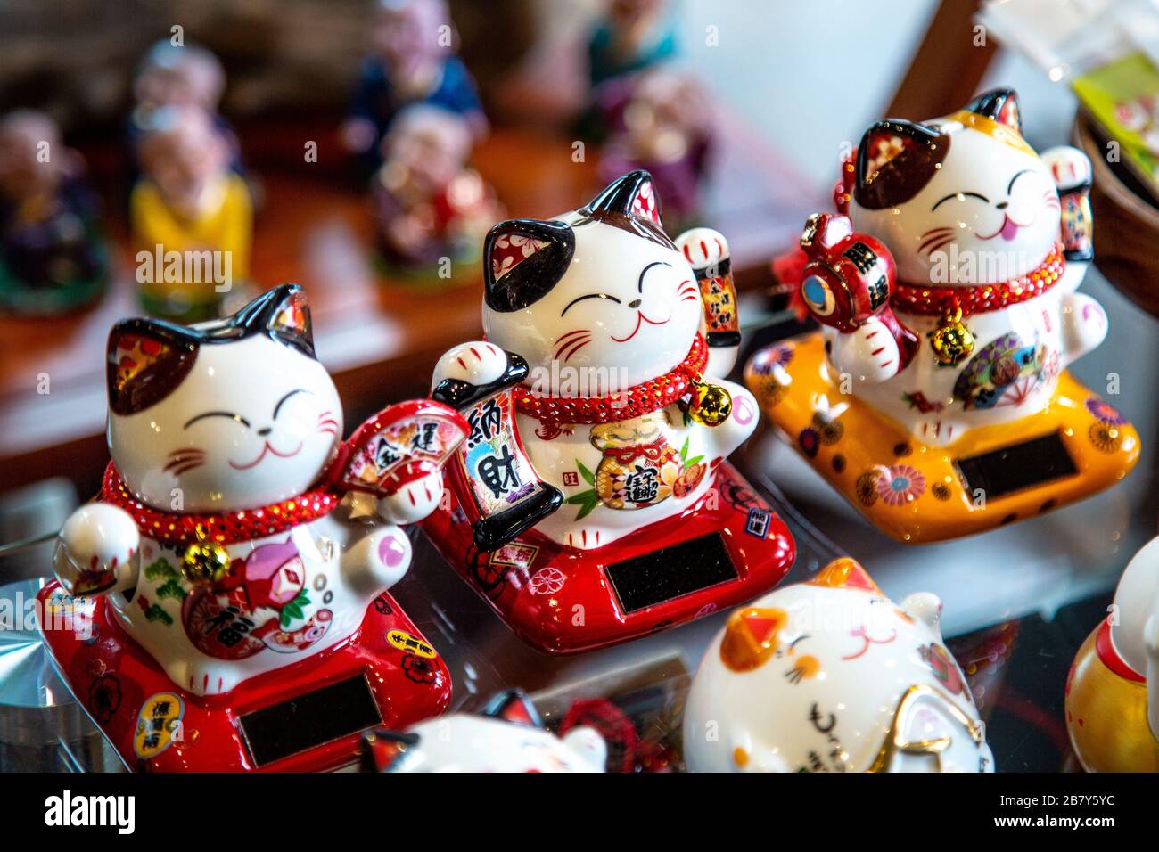 Figurines de chat chanceux à la boutique bouddhiste Amitabha Garden à Greenwich, Londres, Royaume-Uni Banque D'Images