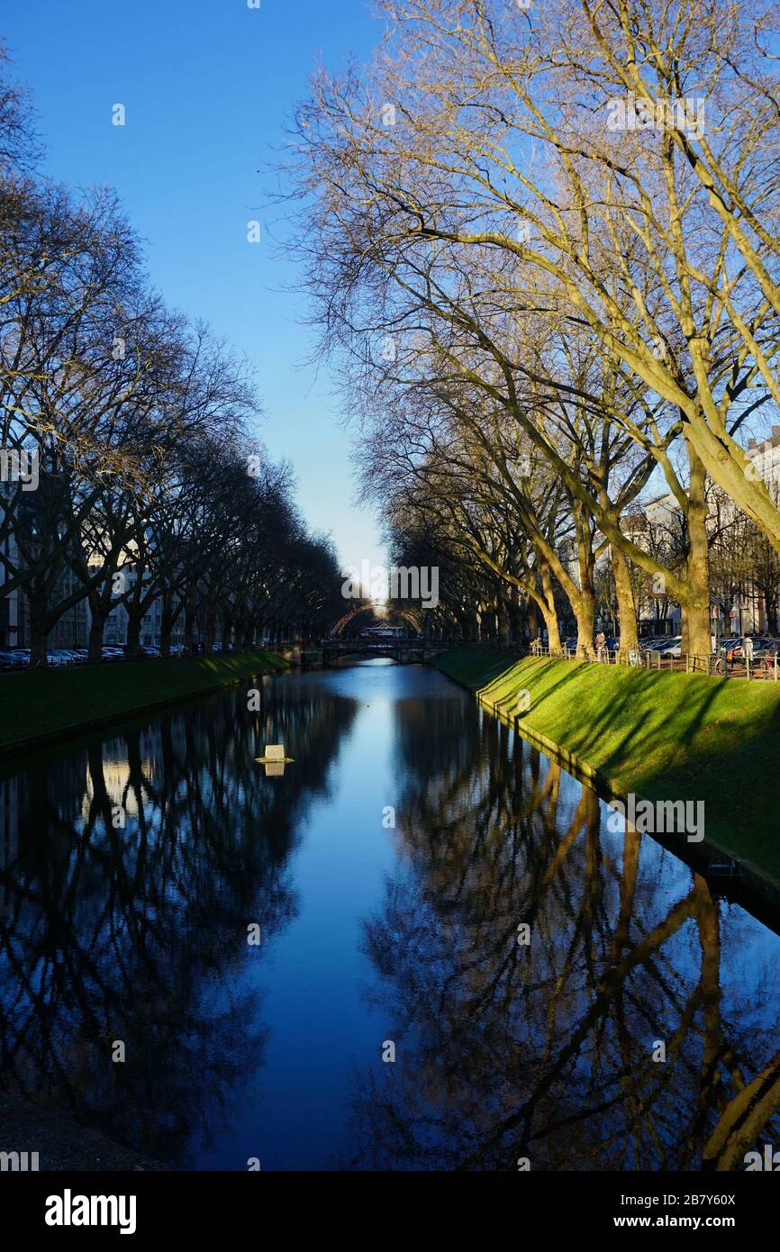 Le canal de la ville de Königsallee à Düsseldorf, le Kin-Graben, lors d'une journée d'hiver claire avec un ciel bleu. Banque D'Images