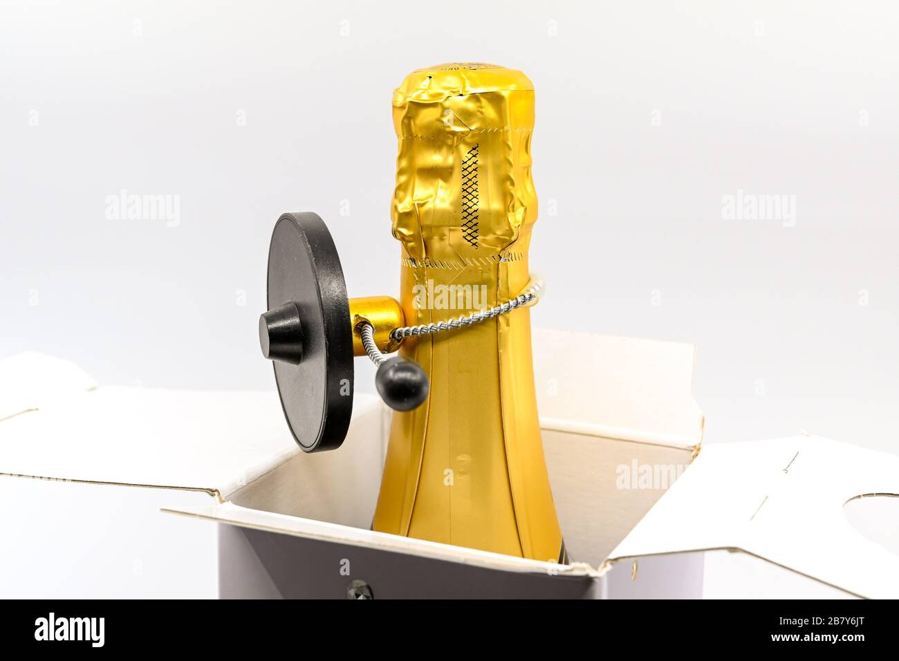 CARDIFF, PAYS DE GALLES - DÉCEMBRE 2019 : gros plan sur une étiquette de sécurité fixée au cou d'une bouteille de champagne pour dissuader le vol à l'étalage. Banque D'Images