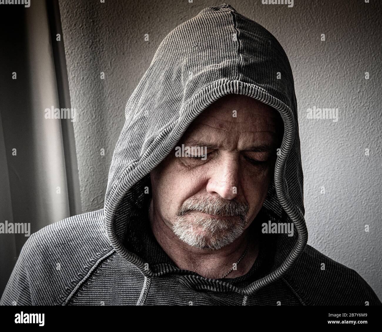 Un homme d'âge moyen regarde sa chance dans sa dépression. Banque D'Images