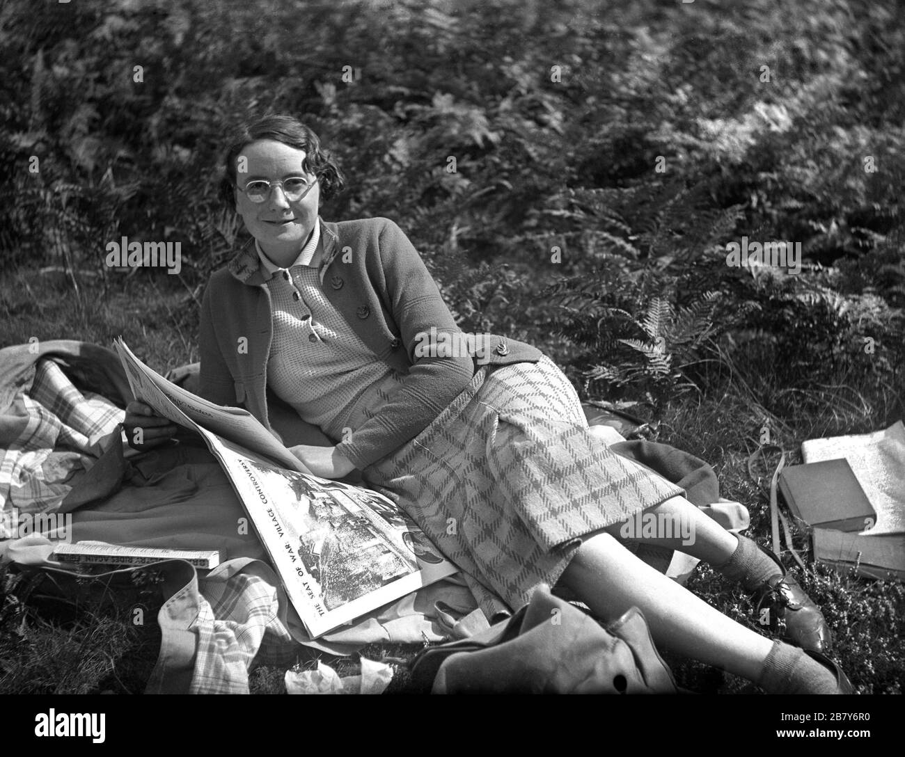 Belle jeune femme bien habillée lisant une copie du quotidien Sketch à la suite de l'outbereak de la seconde Guerre mondiale, septembre 1939 Banque D'Images