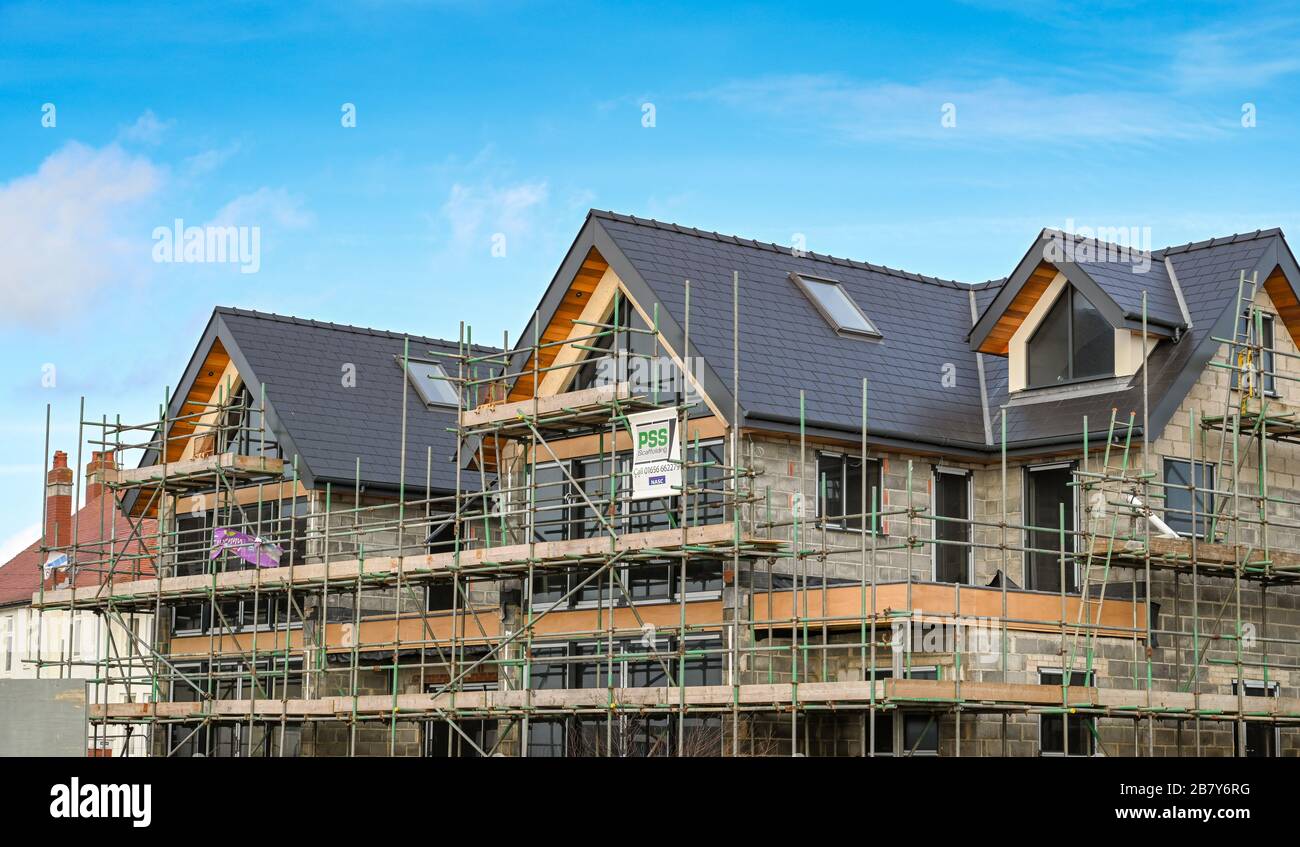 PORTHCAWL, PAYS DE GALLES - FÉVRIER 2020: Nouvelle grande maison indépendante construite sur le front de mer à Porthcawl. Banque D'Images PORTHCAWL, PAYS DE GALLES - FÉVRIER 2020: Nouvelle grande maison indépendante construite sur le front de mer à Porthcawl. Banque D'Images
