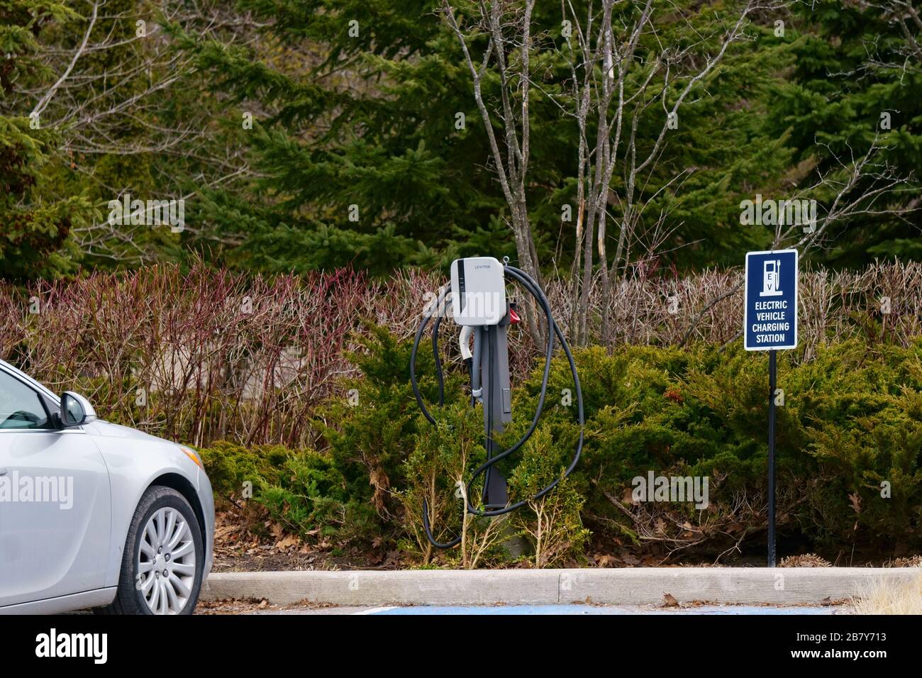 Station de charge de véhicules électriques pour recharger la voiture Tesla par Leviton à Toronto, Canada Banque D'Images