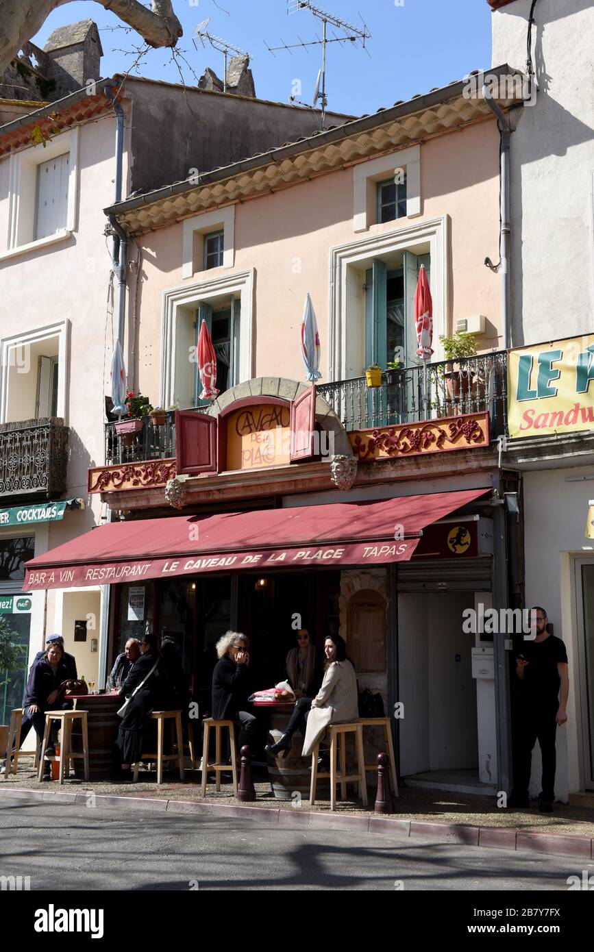 Capestang dans le département de l'Hérault dans le sud de la France. Café-bar français Banque D'Images