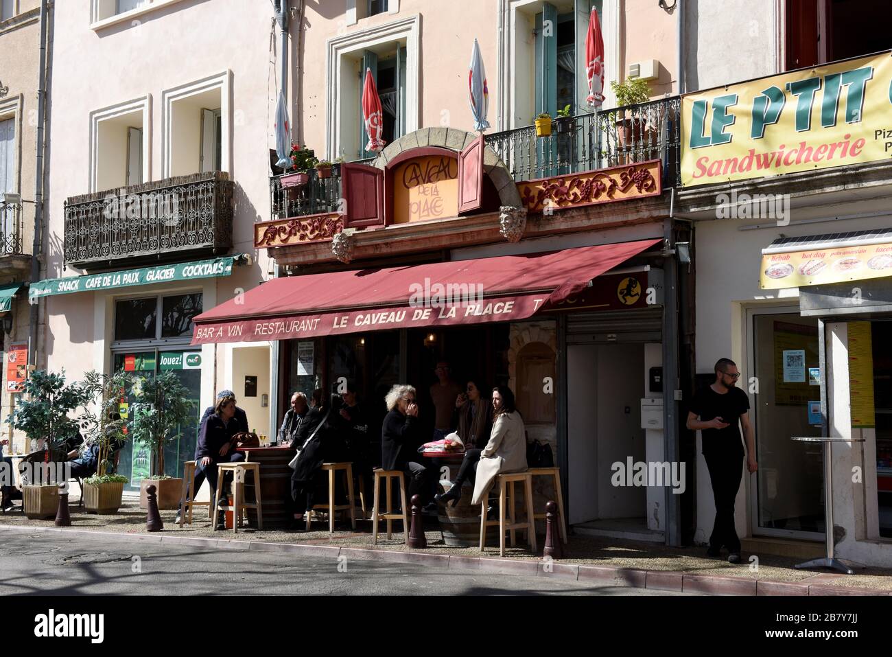 Capestang dans le département de l'Hérault dans le sud de la France. Café-bar français Banque D'Images