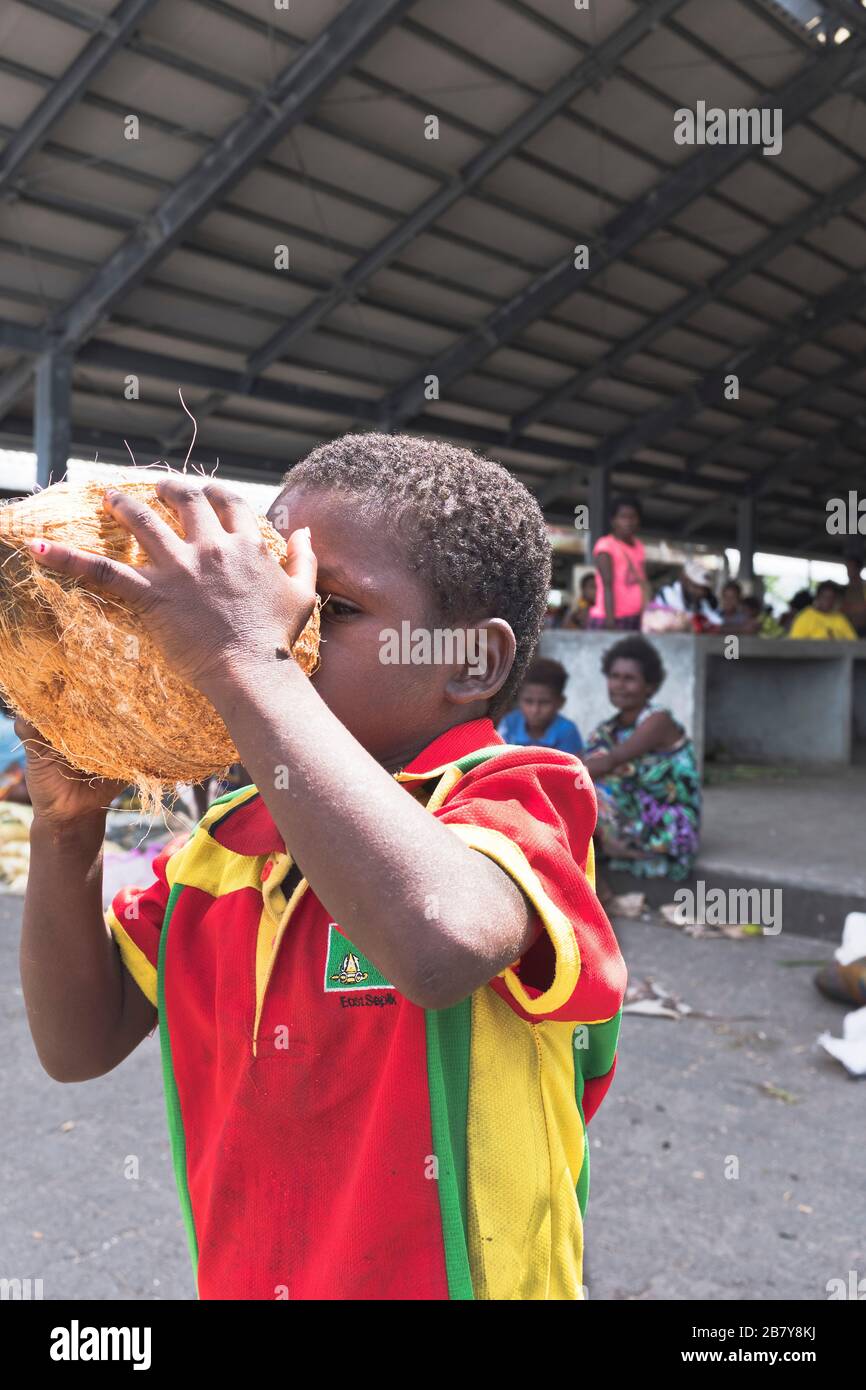 dh WEWAK PAPOUASIE-NOUVELLE-GUINÉE petit garçon local boire de noix de coco PNG t-shirt boire enfant Banque D'Images