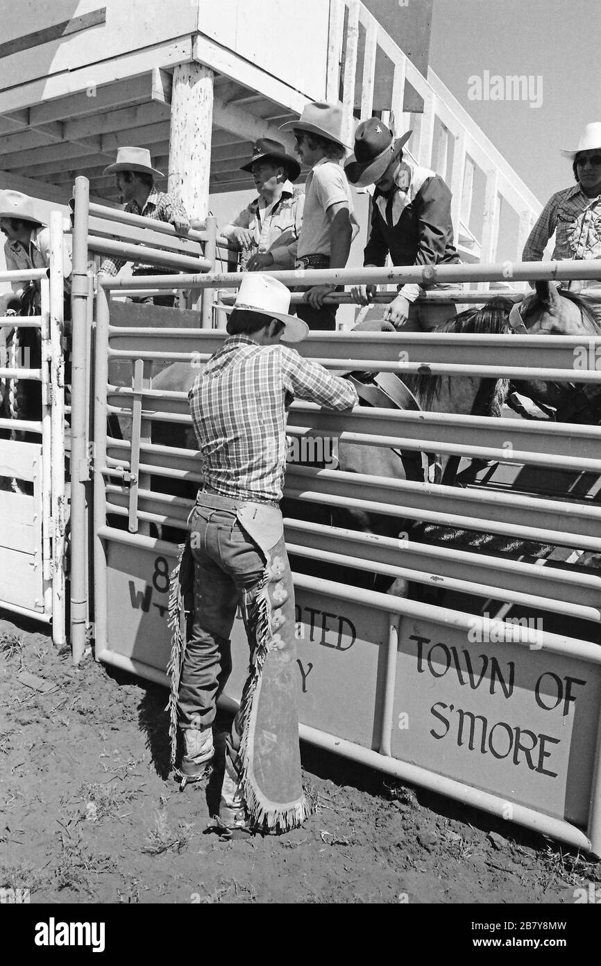 Cowboys au Drumheller Rodeo, circa1982, Alberta Canada Banque D'Images