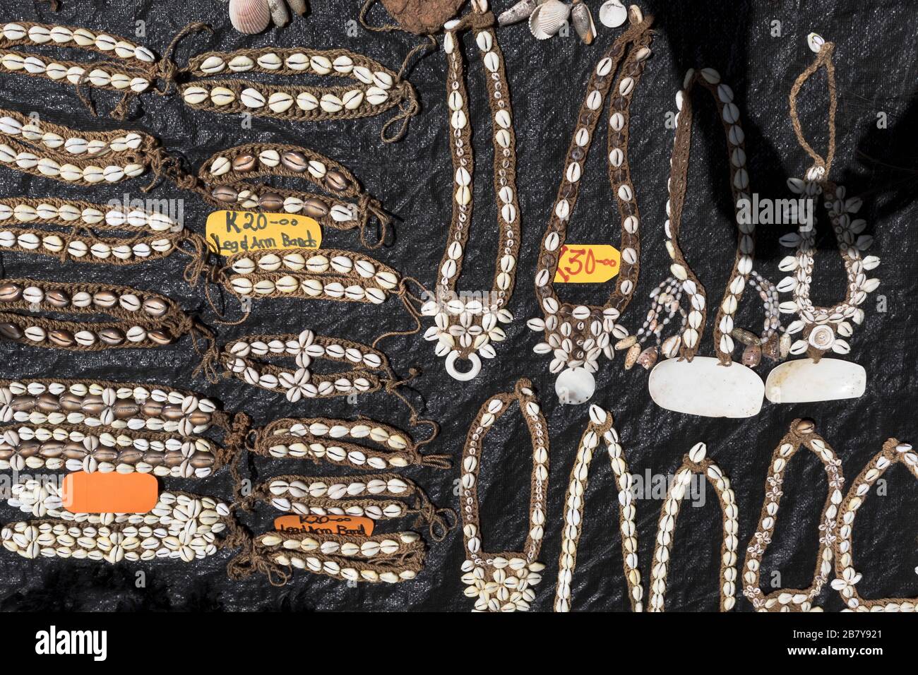 dh marché collier stall PNG WEWAK PAPOUASIE NOUVELLE GUINÉE colliers de coquillages artisanaux produits artisanaux sud-est asie bijoux artisanat fait à la main Banque D'Images