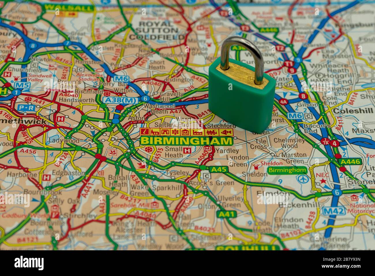 Birmingham Royaume-Uni affiché sur une carte routière ou géographique avec un cadenas en haut pour représenter une ville en lock-down Banque D'Images