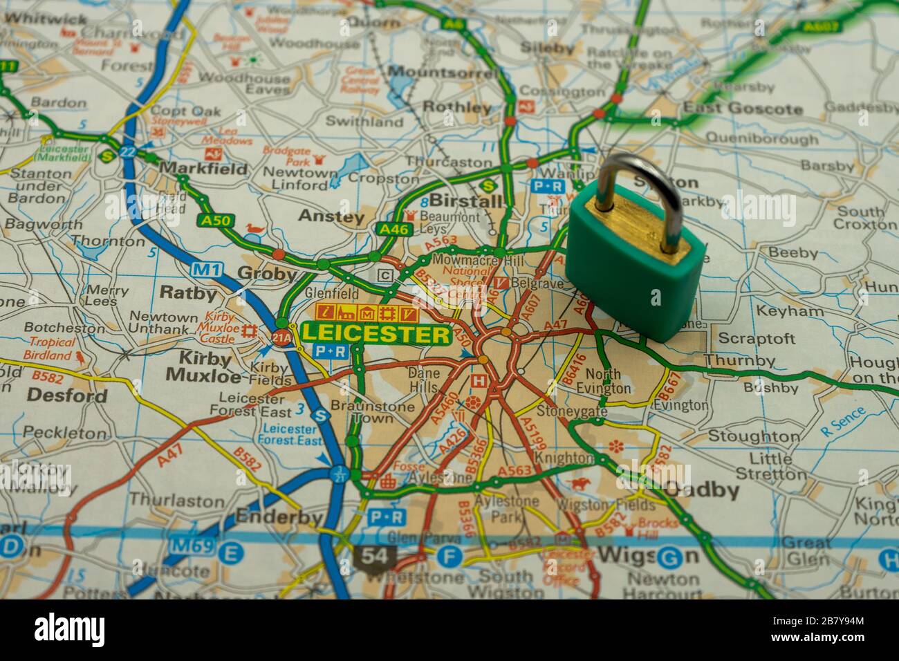 Leicester montré sur une carte routière ou géographique avec un cadenas sur le dessus pour représenter une ville en lock-down Banque D'Images