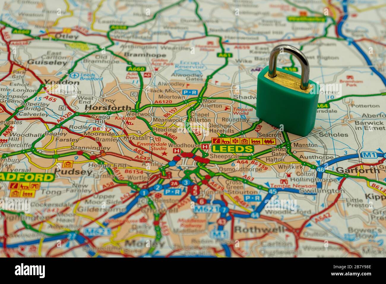 Leeds UK montré sur une carte routière ou géographique avec un cadenas sur le dessus pour représenter une ville en lock-down Banque D'Images