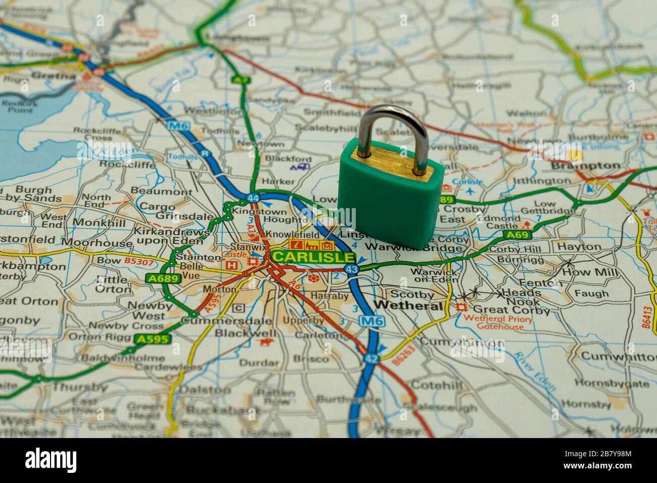 Carlisle affiché sur une carte routière ou géographique avec un cadenas sur le dessus pour représenter une ville en lock-down Banque D'Images