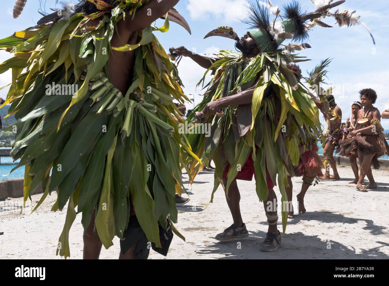 dh Port bateau de croisière bienvenue WEWAK PAPOUASIE NOUVELLE GUINÉE danseurs indigènes PNG traditionnels habillés comme oiseau du Paradis accueillant les gens Banque D'Images