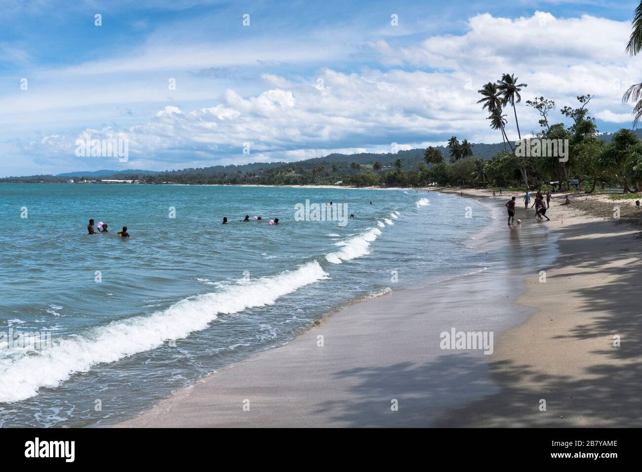 dh WEWAK PAPOUASIE-NOUVELLE-GUINÉE enfants locaux nageant de la plage scène océanie nage côte Banque D'Images