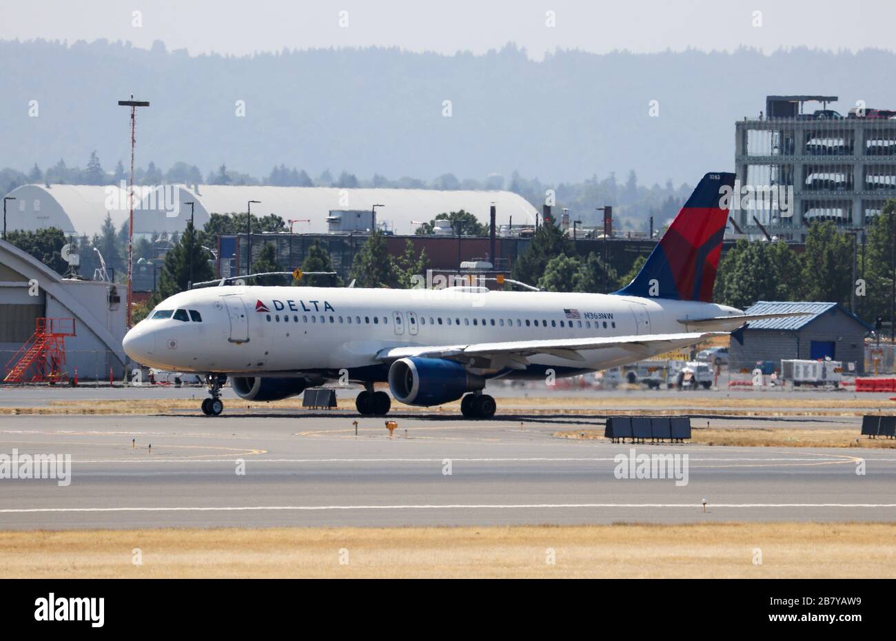 Portland, OR / USA - vers 2018: Delta Airlines Airbus A 320 qui roule jusqu'à la fin de la piste pour le départ de l'aéroport international de Portland (PDX). Banque D'Images