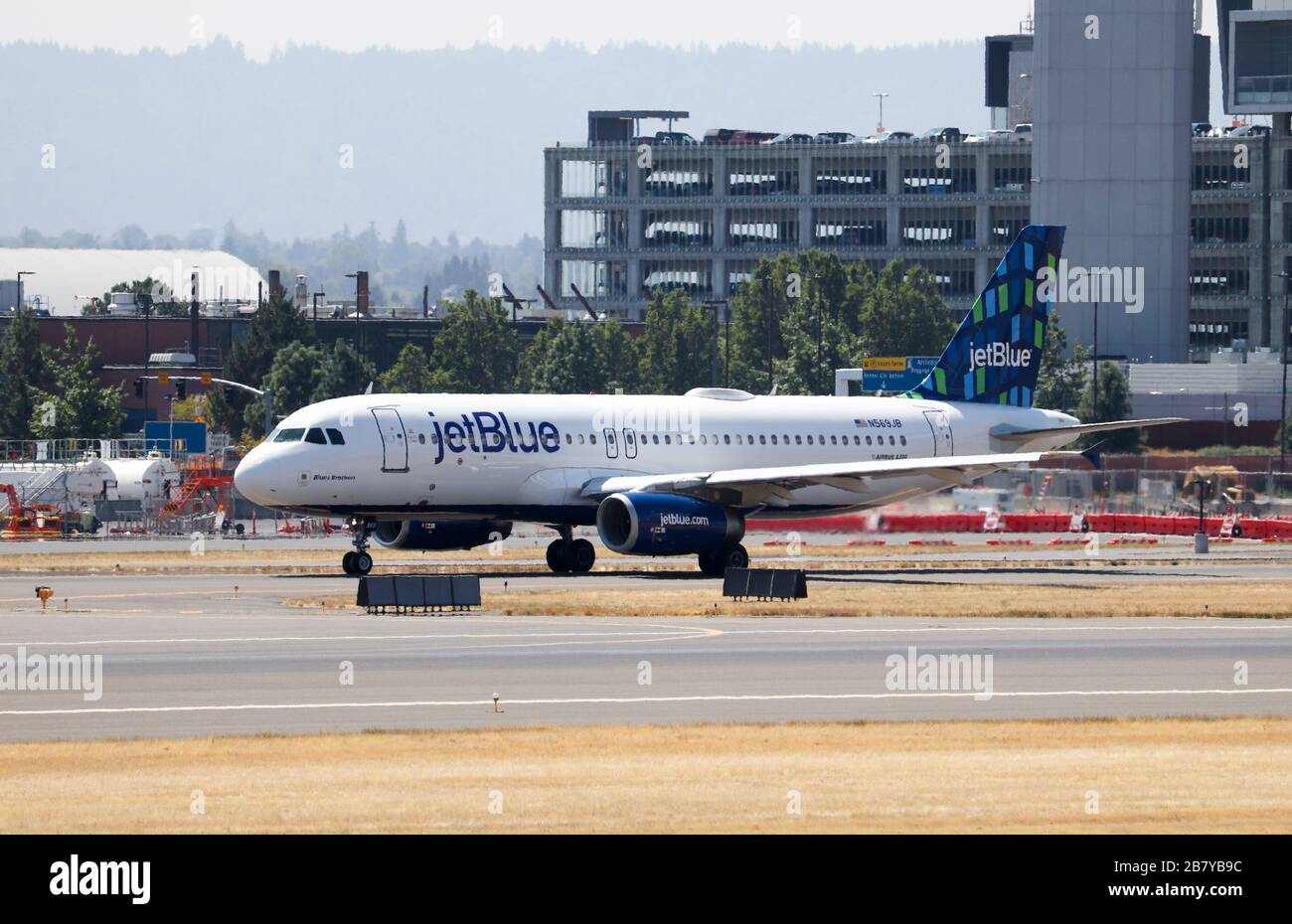 Portland, OR / USA - vers 2018: JetBlue Airlines Airbus A 320 en taxi jusqu'à la fin de la piste pour le départ de l'aéroport international de Portland (PDX) Banque D'Images