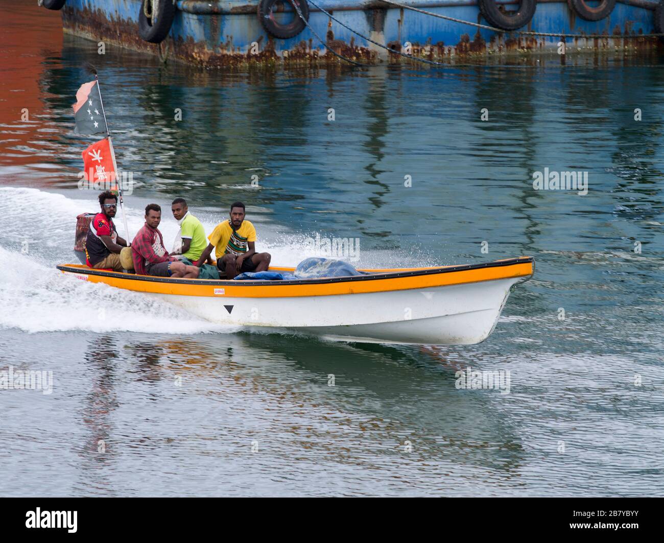 dh passagers de bateau à aubes MADANG PAPOUASIE NOUVELLE GUINÉE chargement de bateaux des autochtones locaux Banque D'Images