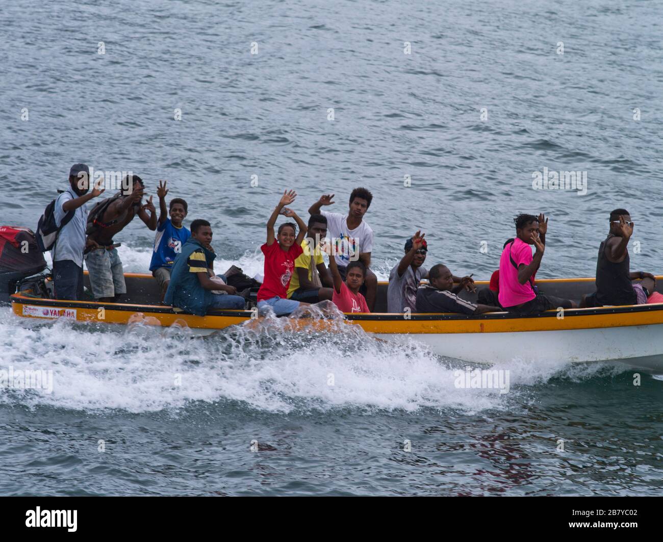 dh gens ferry passagers MADANG PAPOUASIE NOUVELLE GUINÉE bateau autochtone de chargement local agitant les autochtones souriants des bateaux de transport png Banque D'Images