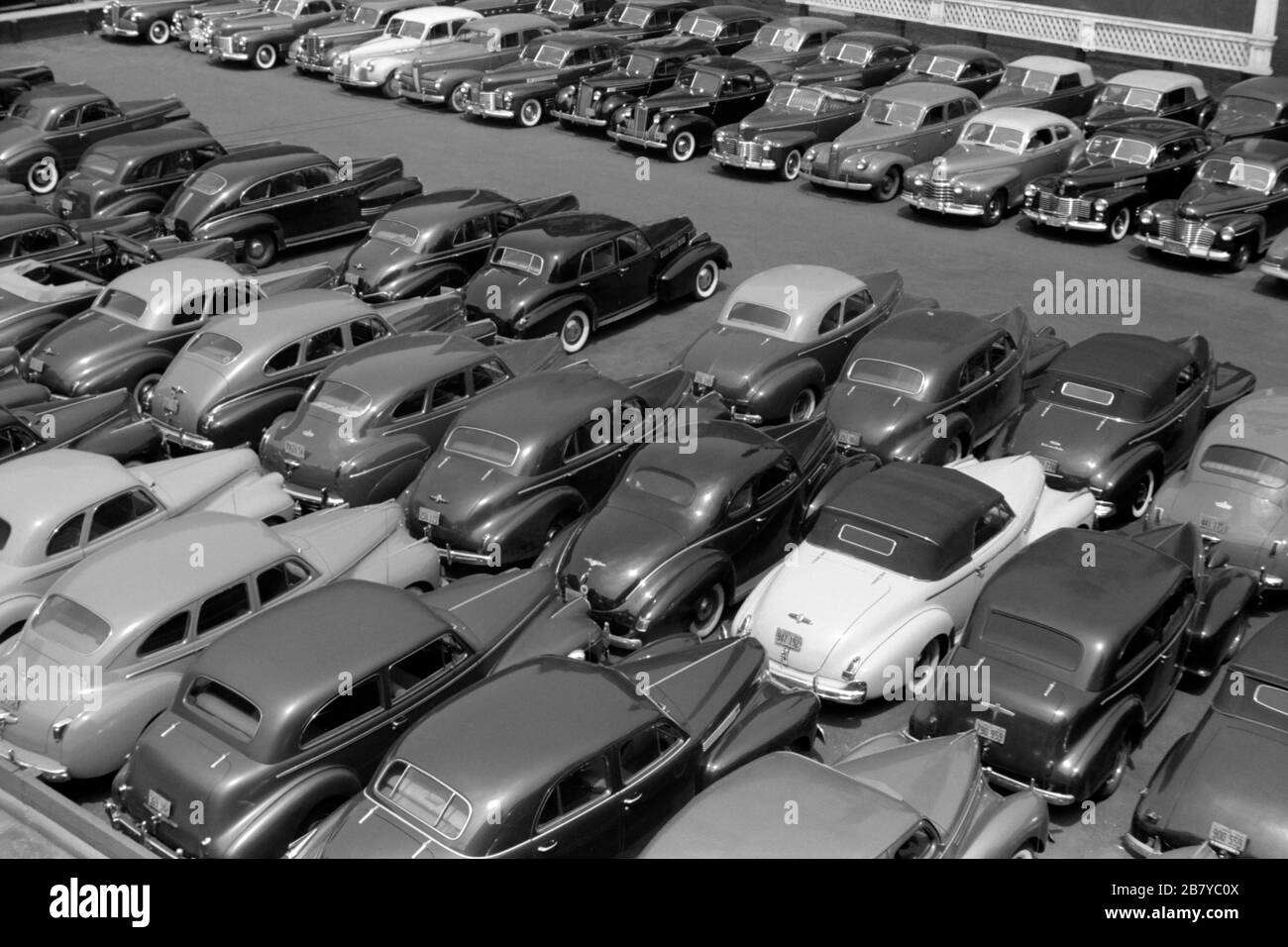 Vue en grand angle des rangées de voitures garées dans le parking, Chicago, Illinois, États-Unis, John Vachon pour l'Administration américaine de la sécurité agricole, juillet 1941 Banque D'Images