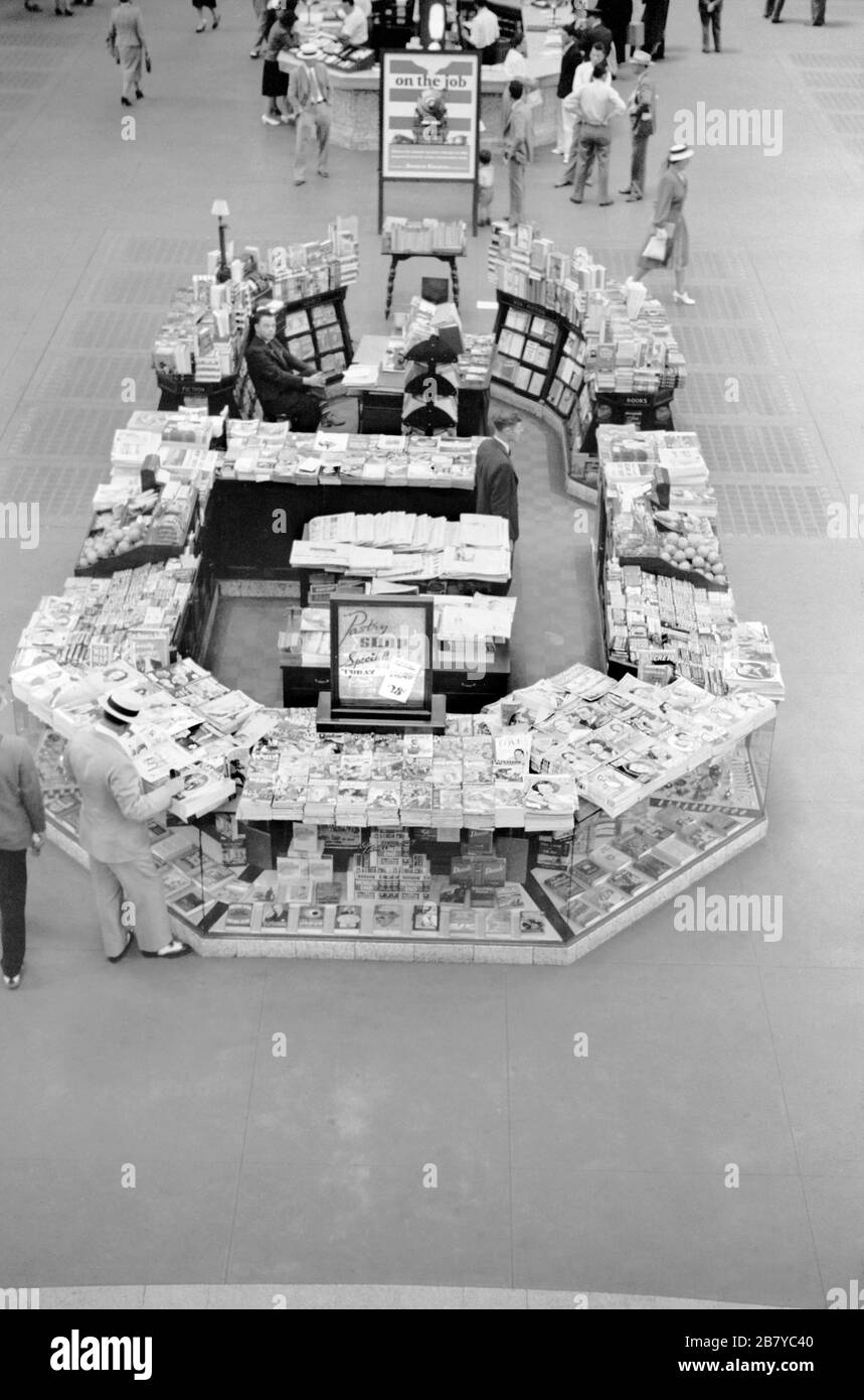 Kiosque à journaux, Union Station, Chicago, Illinois, États-Unis, John Vachon pour l'Administration américaine de la sécurité agricole, juillet 1940 Banque D'Images