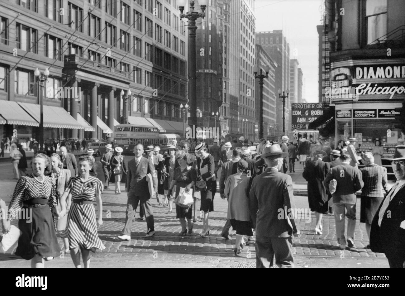 Street Scene, State Street, Chicago, Illinois, États-Unis, John Vachon pour l'Administration américaine de la sécurité agricole, juillet 1940 Banque D'Images